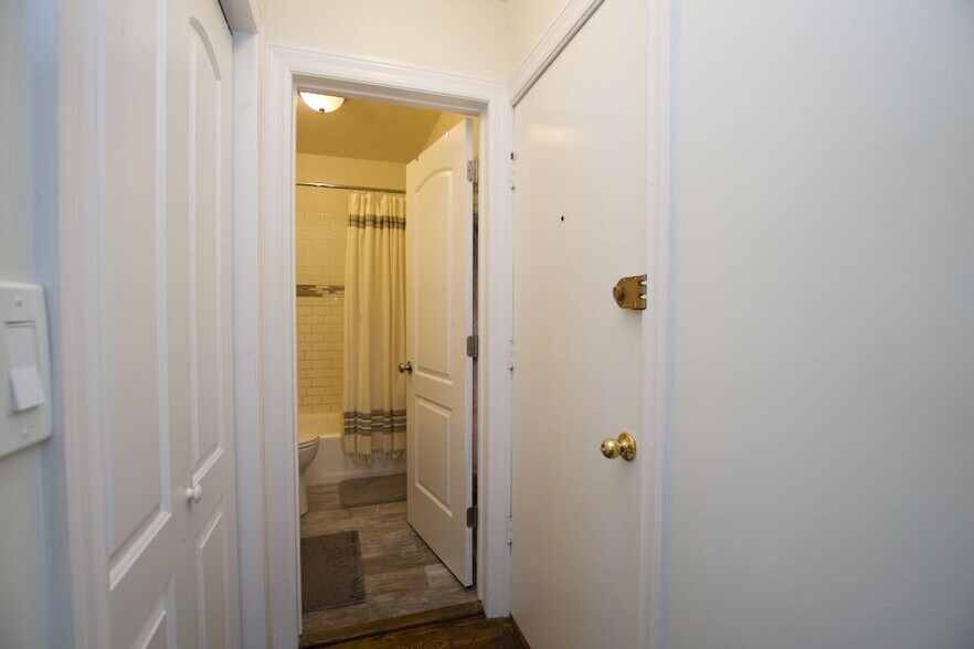 Building Photo - 923 W Waveland Ave