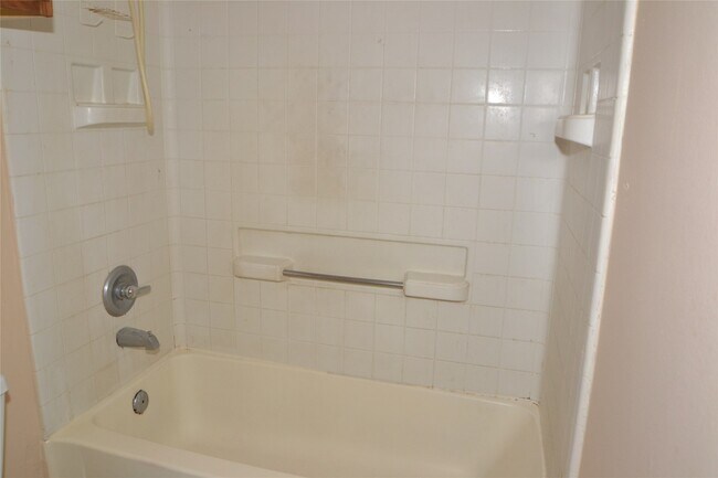 Building Photo - 304 Dell Ct