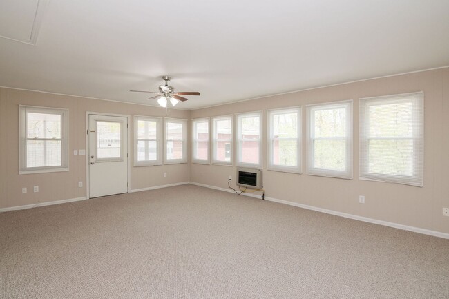 Building Photo - 1427 Woodland Dr