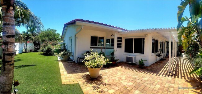 Building Photo - 2241 NE 38th St