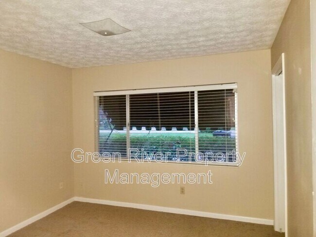 Building Photo - 2758 Oakdale Dr W