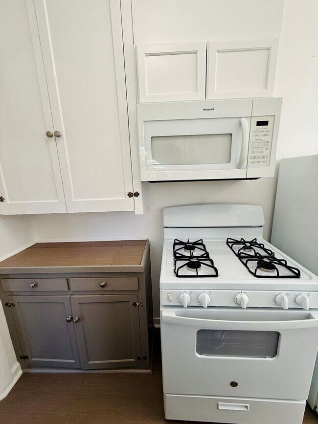 Building Photo - 1801 W 39th St