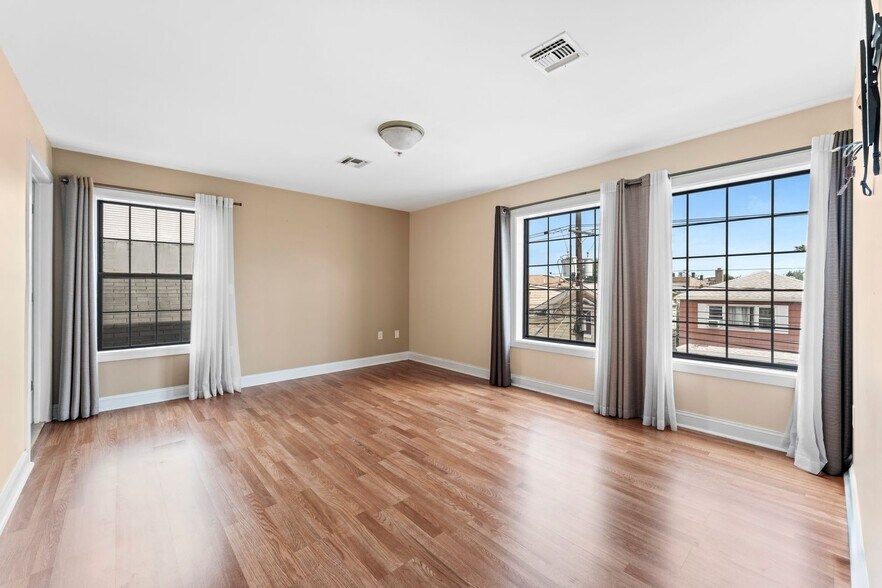 Building Photo - 125 70th St