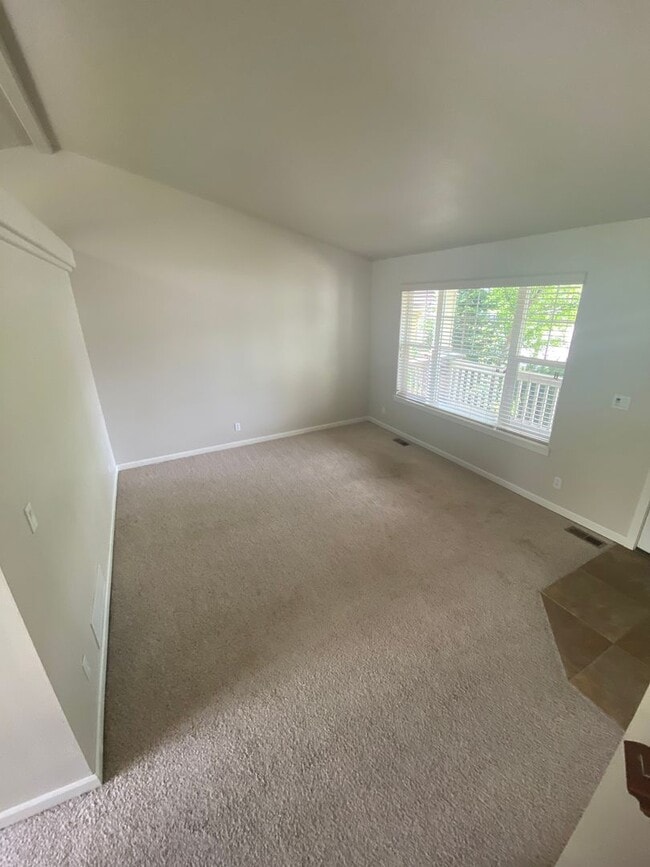 Building Photo - LARGE SINGLE FAMILY HOME ON CORNWALL (RPM#220)