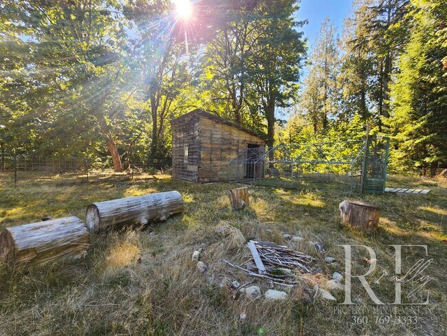 Building Photo - Charming Farmhouse in Town — Hobby Ready &...