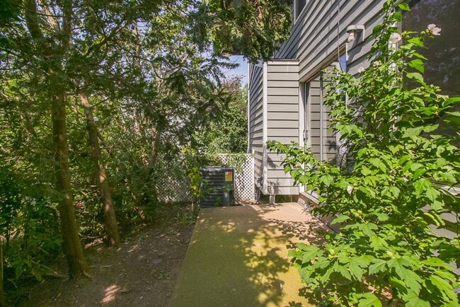 Building Photo - 3 Bedroom/2.5 Bath Westlake!! Condo living...