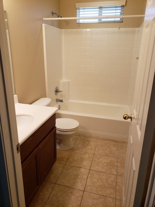 Building Photo - 4 Bedroom 2.75 Bathroom House