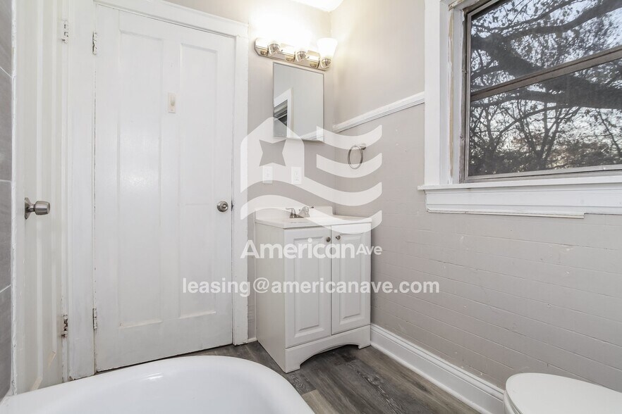 Building Photo - 3619 Norwich Ave