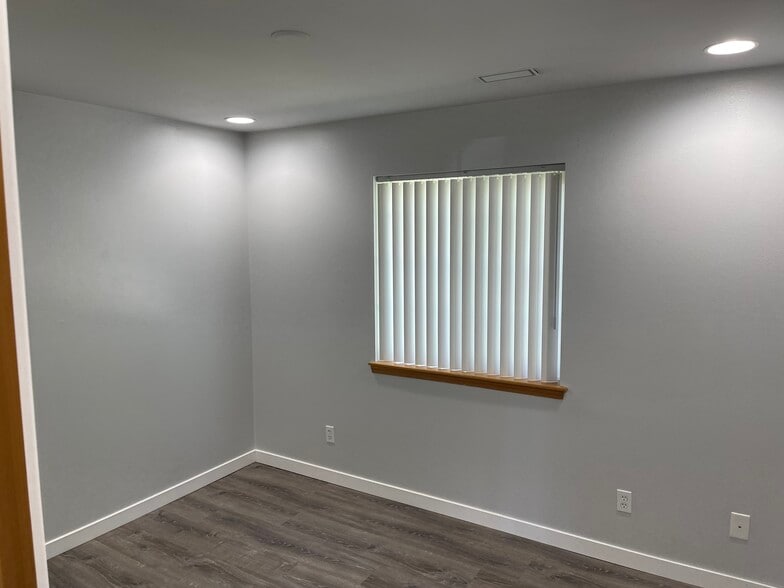 Building Photo - 1635 W Monet Dr