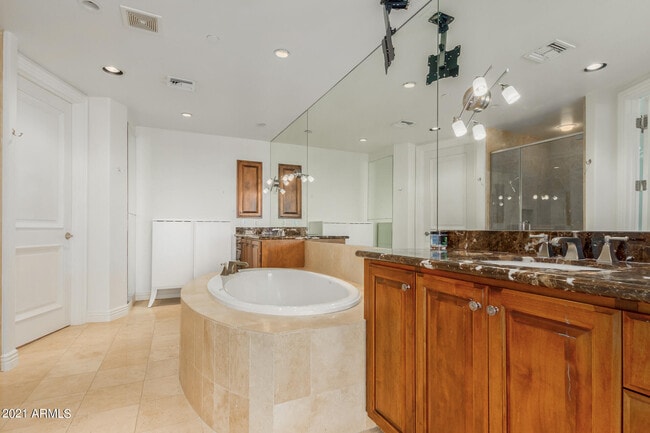 Building Photo - 7175 E Camelback Rd