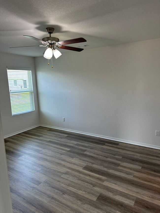 Building Photo - *Pre-leasing* NEWER Three Bedroom | Two Ba...