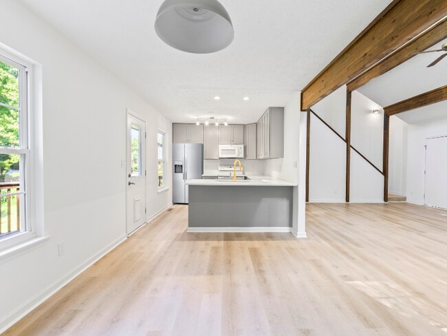 Building Photo - 240 N Cedarbrook Dr