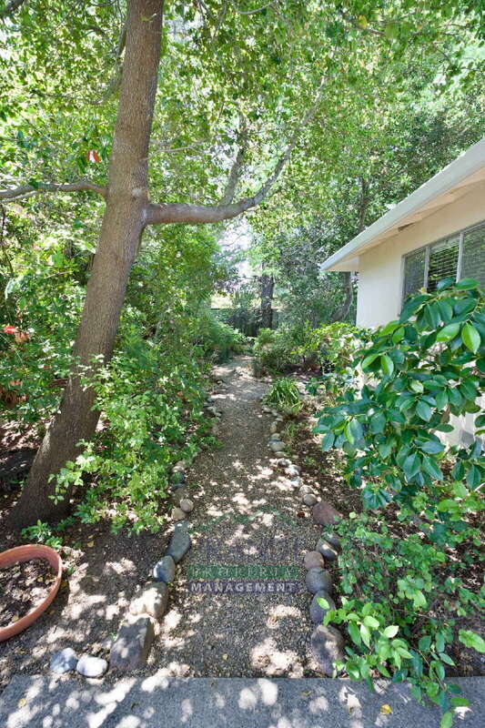 Building Photo - 868 Las Pavadas Ave