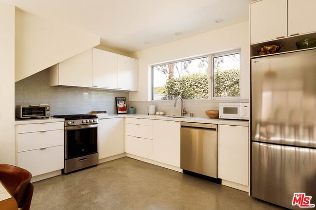 Building Photo - 2209 Louella Ave