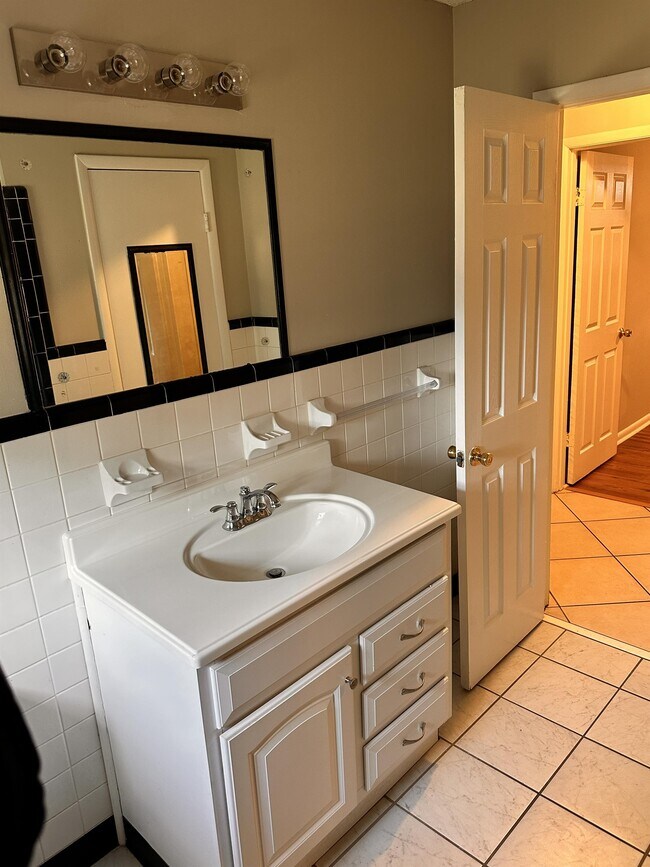 Building Photo - 406 Rutland Rd