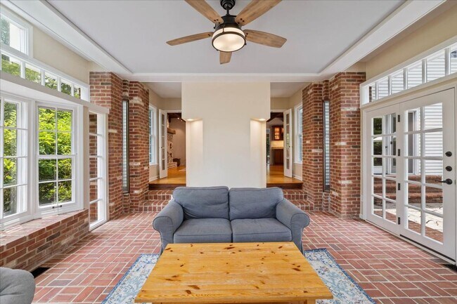 Building Photo - Spacious Home with Fenced Yard Exclusive Access to Hethwood Amenities