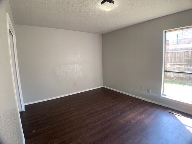 Building Photo - 5 Bedroom Choctaw!