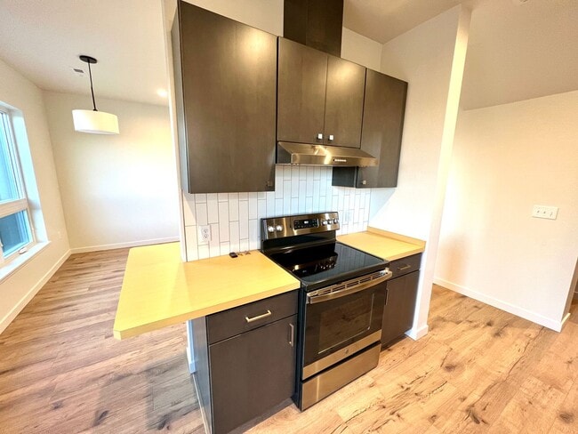 Building Photo - New, Pet Friendly, 2 bed 2 bath Townhouses!