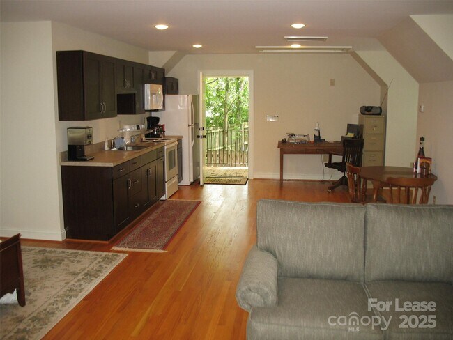 Building Photo - 3041 Park Rd