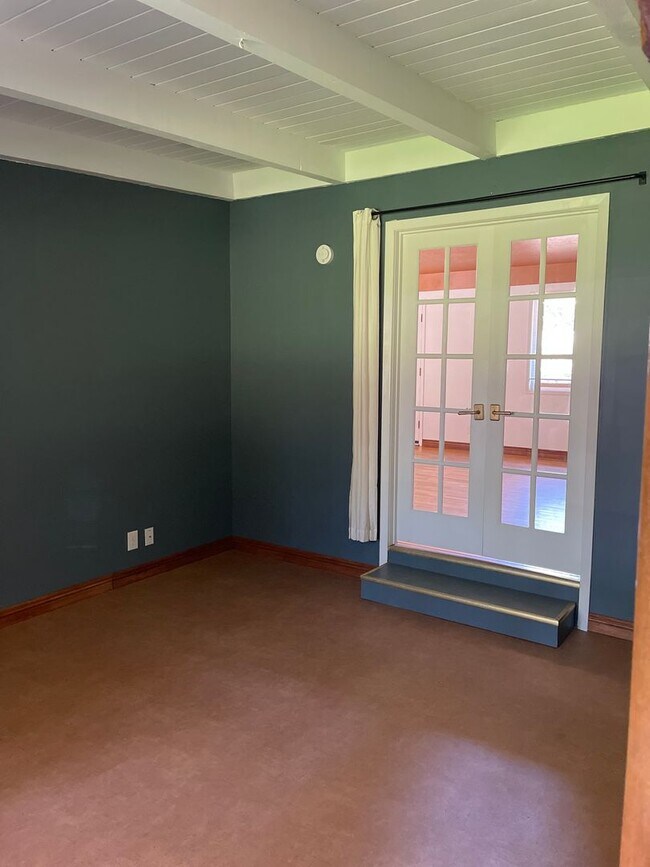 Building Photo - East Medford 3 Bedroom 2 Bathroom
