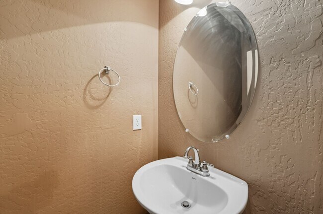 Building Photo - Stunning 3-bedroom, 2.5-bathroom home in t...