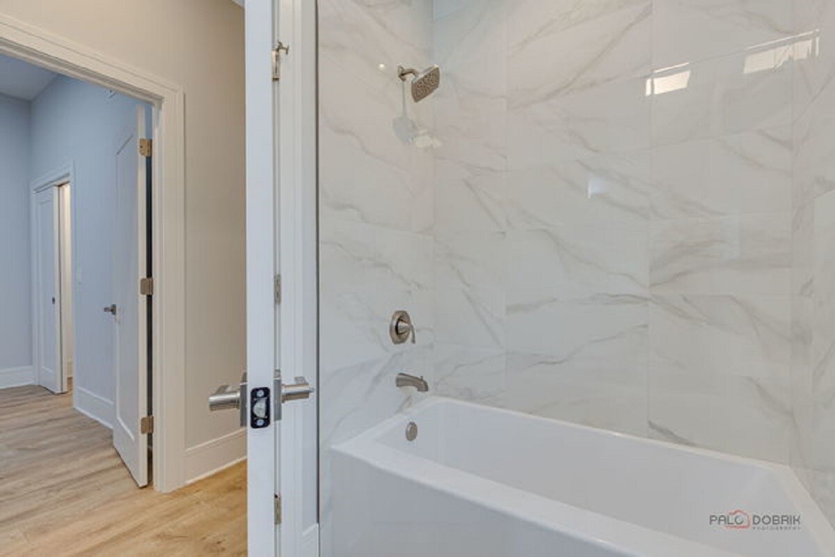 Building Photo - 1746 N California Ave