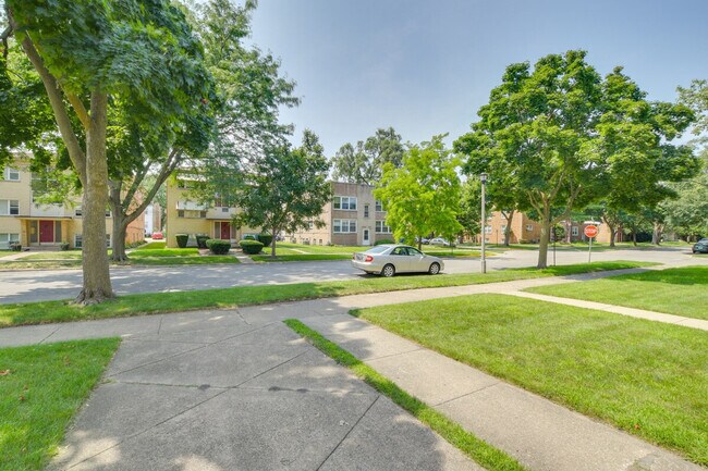 Building Photo - 8845 Lamon Ave