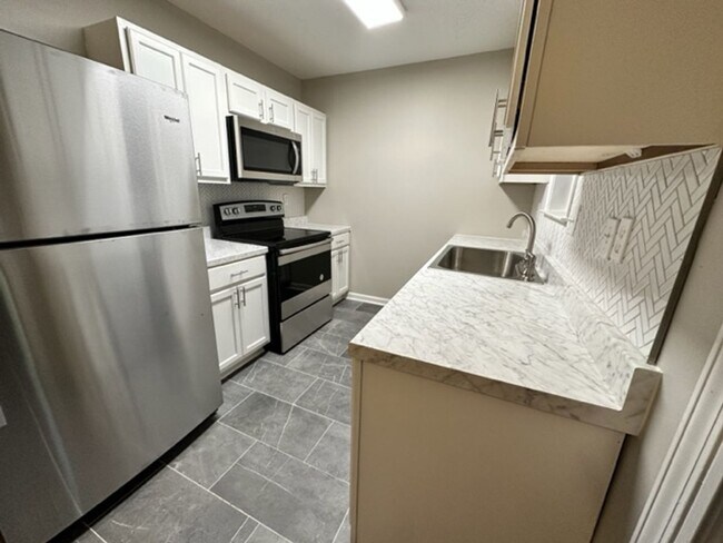 Building Photo - 3 bedroom, 2 bath near Whitten and Elmore with update bathrooms