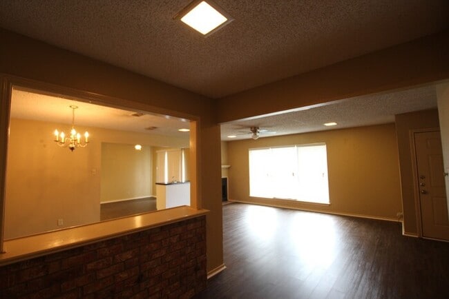 Building Photo - Spacious 2-Bedroom, 2-Bathroom Duplex with...