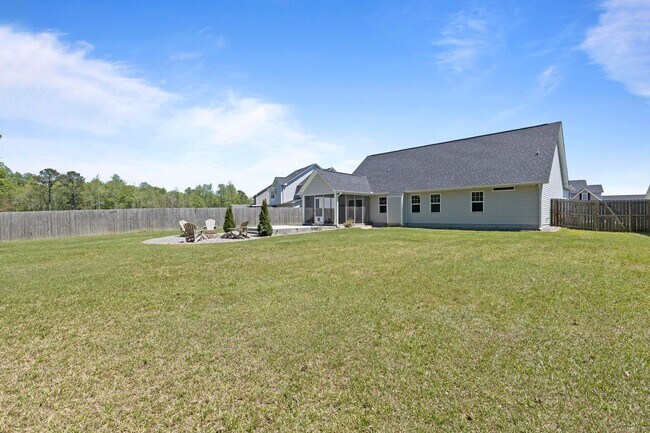 Building Photo - 3 bedroom with BONUS room in community pool neighborhood!