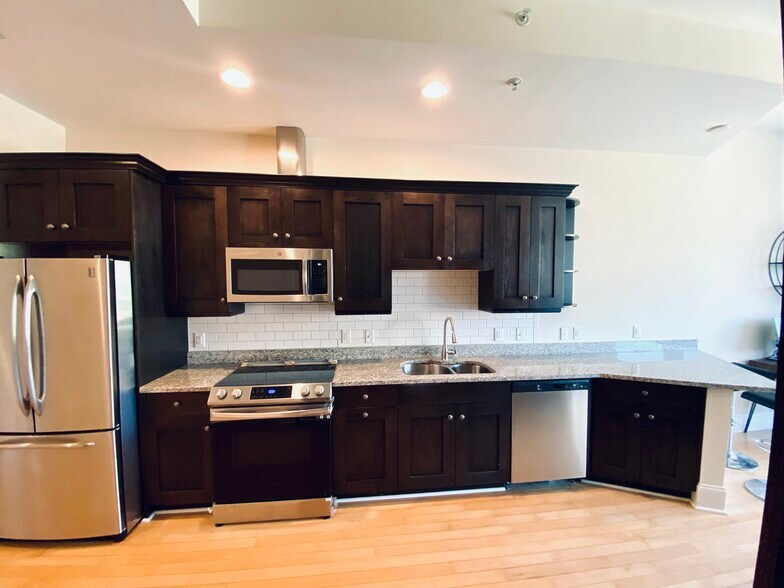 Building Photo - 400 W North St