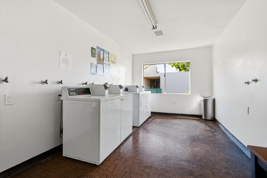 Building Photo - 5460 White Oak Ave