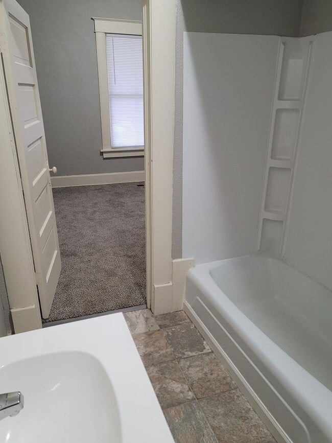 Building Photo - 2 Bedroom, 1 Bath House