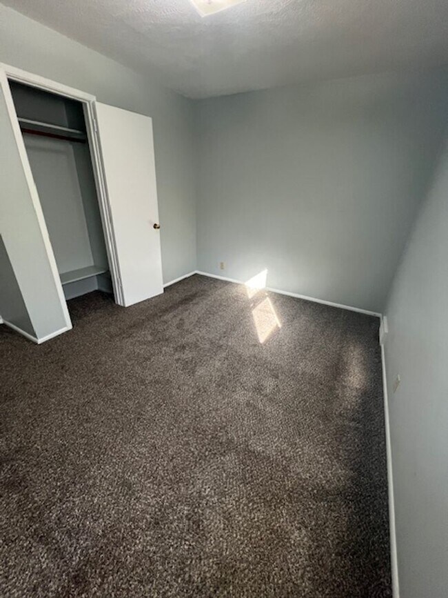 Building Photo - Spacious 4 Bedroom Duplex!!