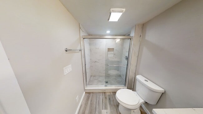 Building Photo - POOL house! BIG rooms! 8 Bedrooms (Lease o...