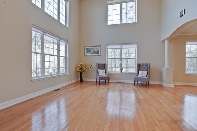 Building Photo - 33 River Oaks Cir E