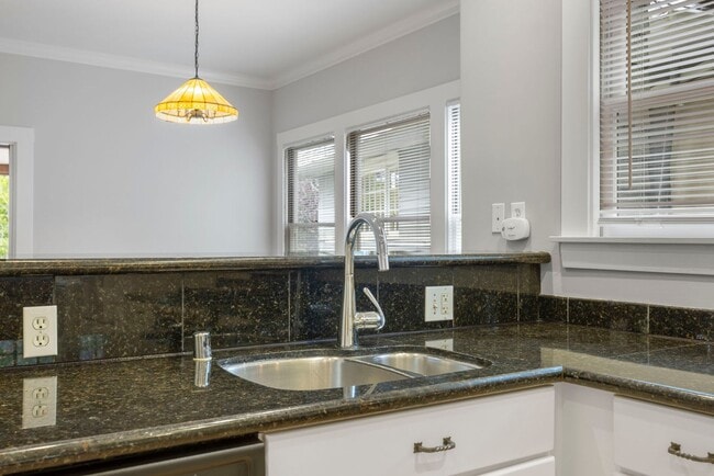 Building Photo - Sun Soaked 2 bedroom 1 bath unit off Piedm...