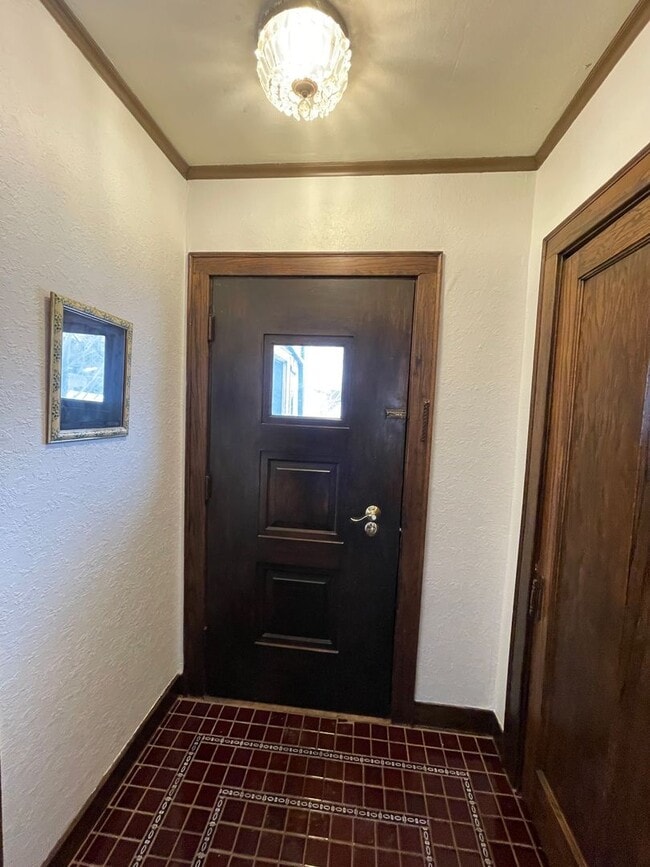 Building Photo - Timeless Spacious 3br + Den/2ba Edina Home w/Hardwood Floors, Large Yard, 2 Car Garage