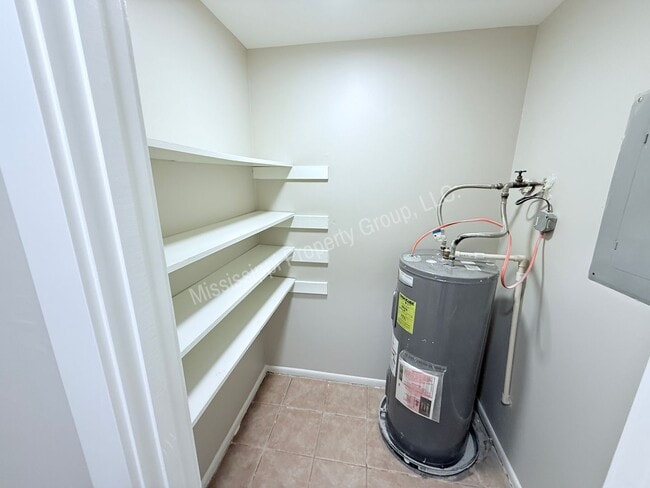 Building Photo - Renovated 2BR/1BA For Rent