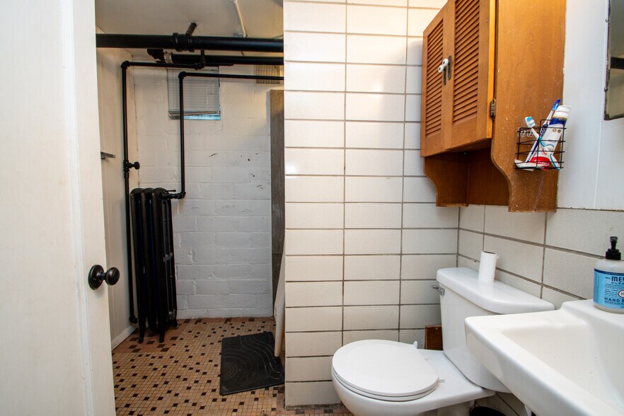 Building Photo - 1411 W Barker Ave