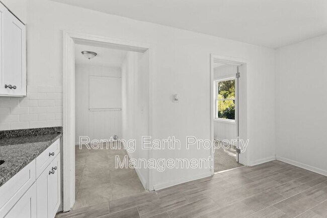Building Photo - 921 25th St SW