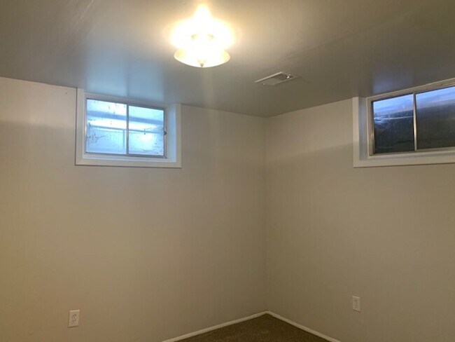 Building Photo - 3 bed 2 bath Ranch w/ finished basement in...