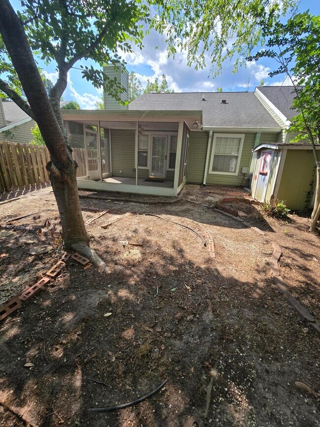 Building Photo - 107 Raintree Ct