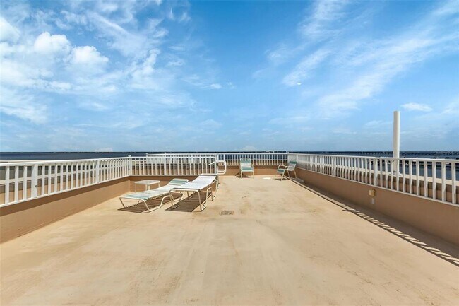 Building Photo - 1500 Park Beach Cir
