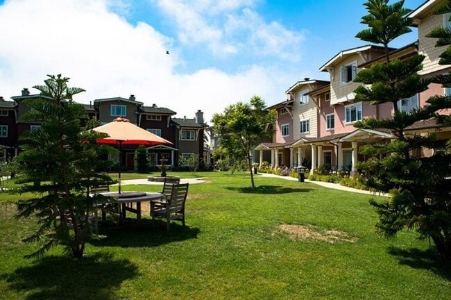 Building Photo - Beautiful Two-Story Townhouse With Garage!!