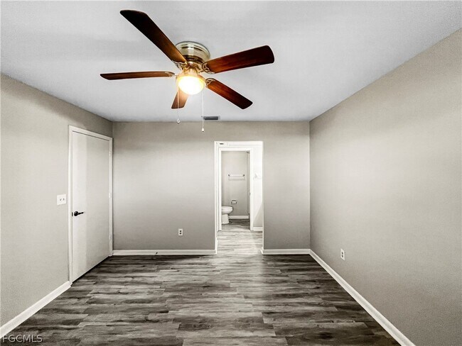 Building Photo - 4530 SW 10th Ave