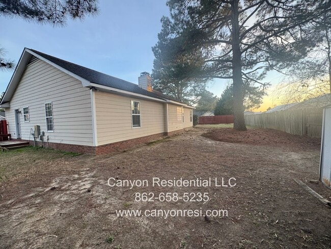 Building Photo - Spacious 3-Bedroom Home for Rent in Raeford