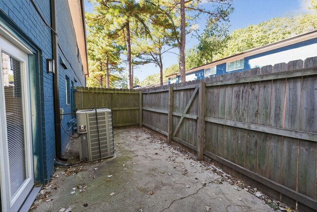 Building Photo - 5271 W Fayetteville Rd