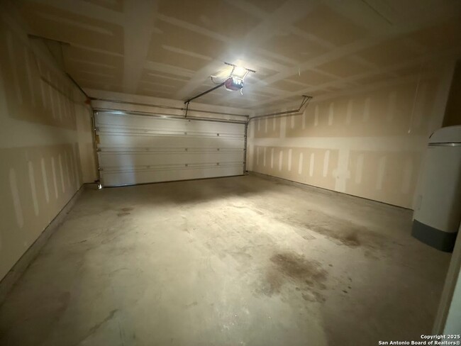 Building Photo - 9011 Little Hoss