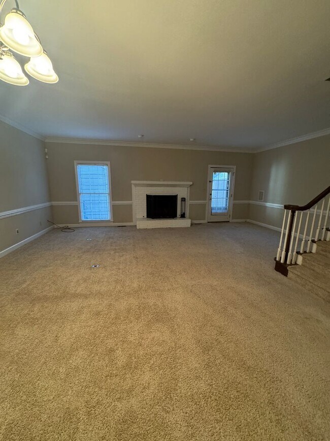 Building Photo - Spacious and inviting 3-bedroom